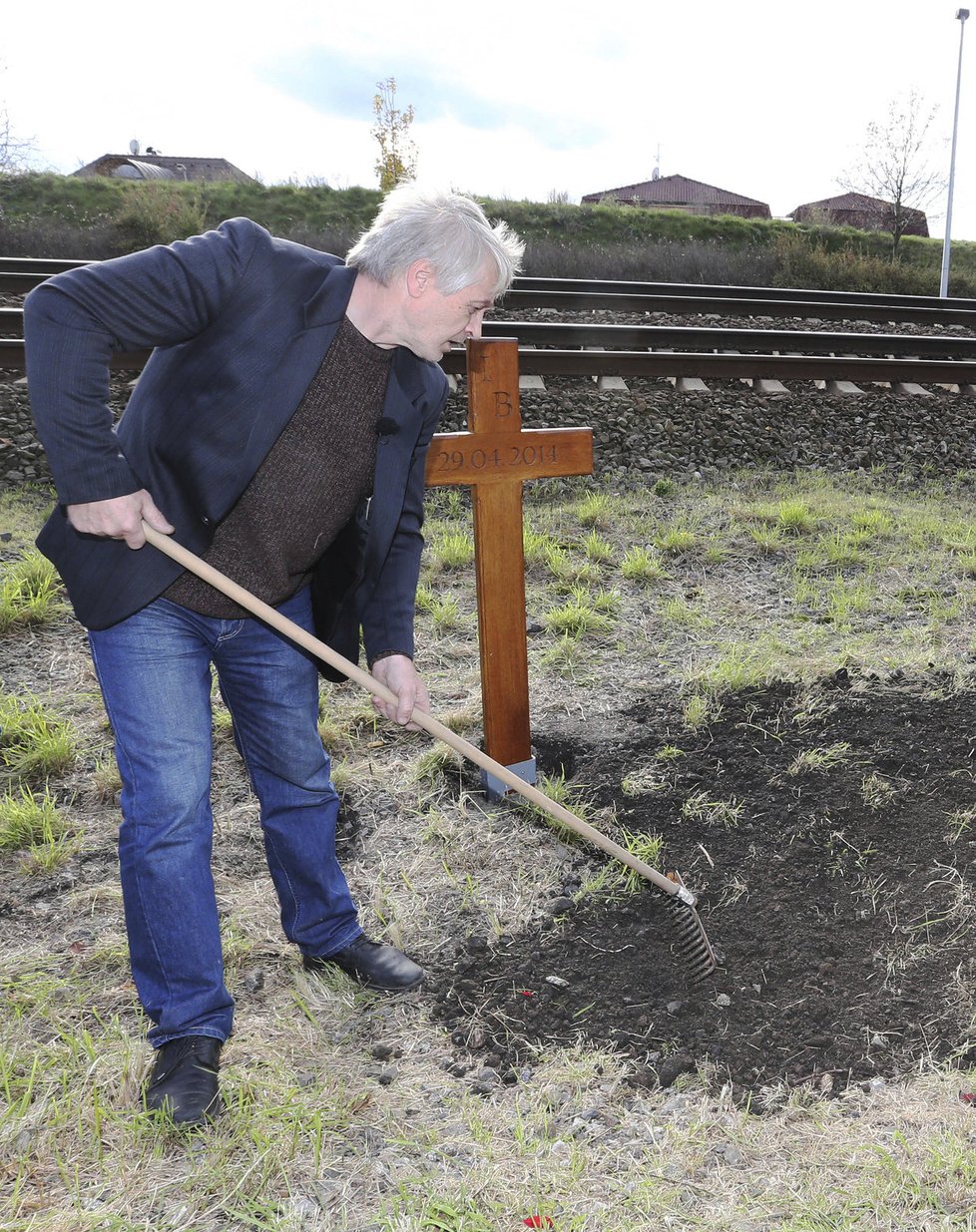 Takhle Rychtář kříž stavěl.