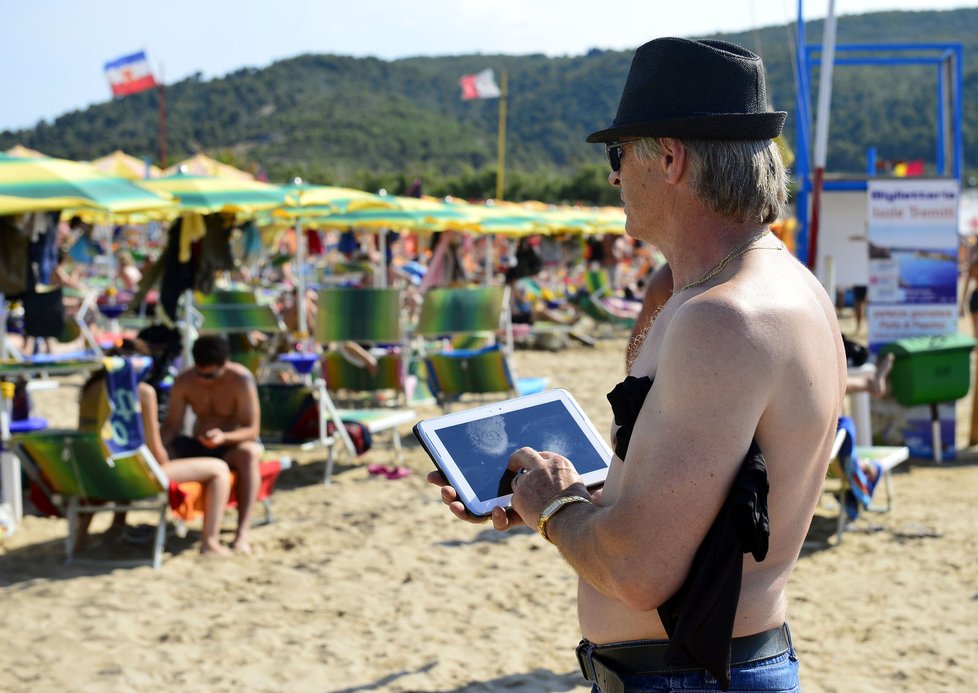 Josef Rychtář jede na dovolenou na pláž, kde si užíval s Ivetou.