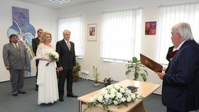 Iveta Bartošová si řekla ano s Josefem Rychtářem včera na radnici v Uhřínevsi.