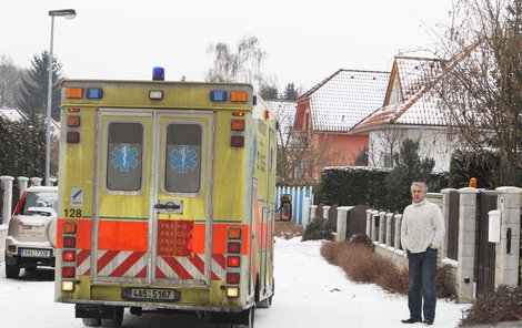 Pro Ivetu Bartošovou přijela záchranka. Zpěvačku našli v bezvědomí. Následně ji převezli do vinohradské nemocnice. Její partner Rychtář zůstal však v jejím domě.