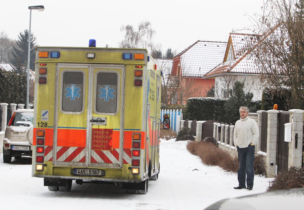 Pro Ivetu Bartošovou přijela záchranka. Zpěvačku našli v bezvědomí. Následně ji převezli do vinohradské nemocnice. Její partner Rychtář zůstal však v jejím domě.