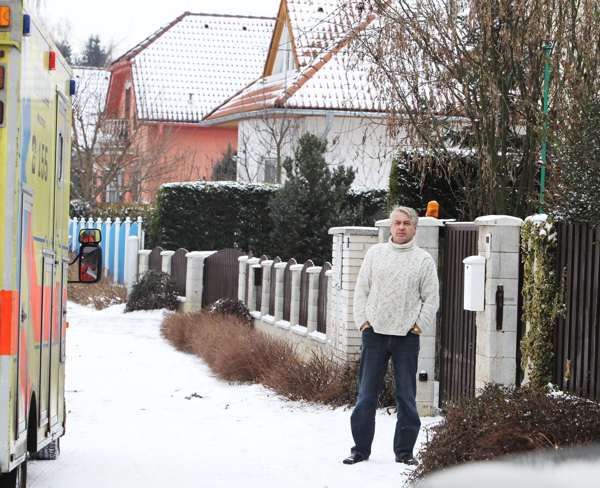 Pro Ivetu Bartošovou přijela záchranka. Zpěvačku našli v bezvědomí. Následně ji převezli do vinohradské nemocnice. Její partner Rychtář zůstal však v jejím domě.