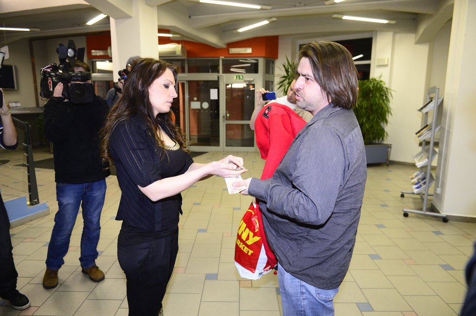 Pořadatelka pak za Zdeňkem Macurou přišla, aby mu vrátila jeho věci a vstupné.