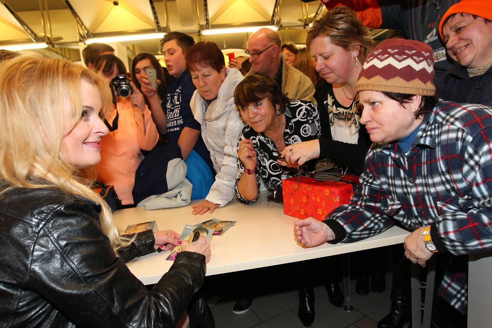 Mezitím Iveta rozdávala podpisy svým fanouškům a rvačkou se nenechala rozhodit.