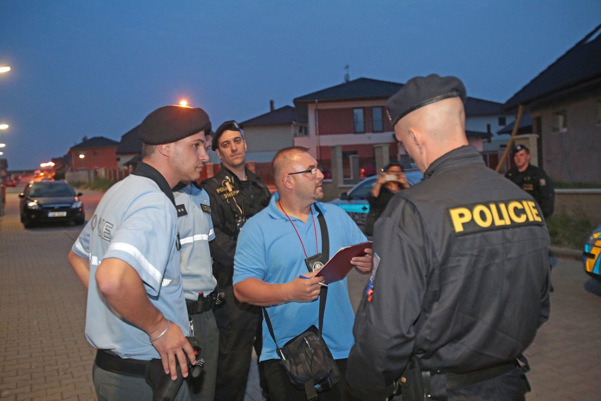I když byla nnávštěva Josefa RRychtáře rychlá, ppři odjezdu byl zadržen policejní hlídkou, kterou nna něho zavolali sousedi.