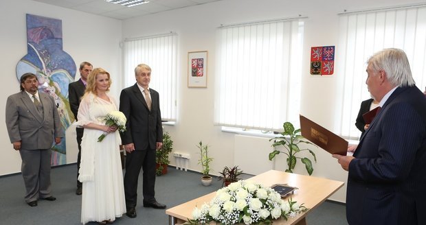 Svatba Ivety Bartošové na radnici v Uhříněvsi.