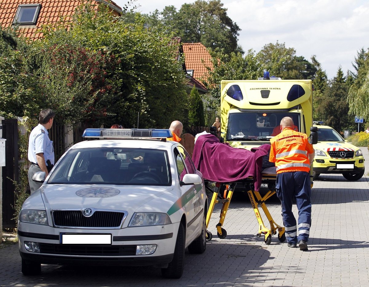 Scéna, která se v Uhříněvsi opakovala několikrát: Záchranka odvážela Ivetu Bartošovou.