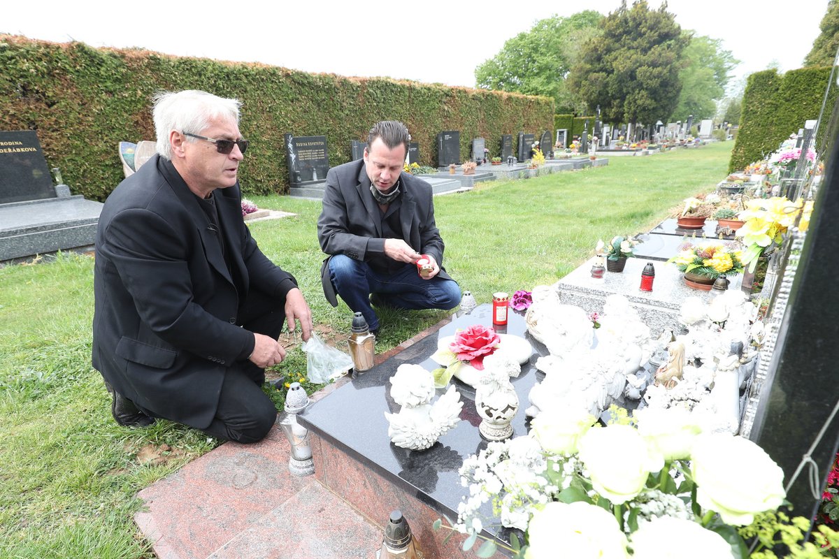 Vdovec Josef Rychtář se svým věrným fanouškem Petrem Veselým v Říčanech u hrobu Ivety Bartošové.