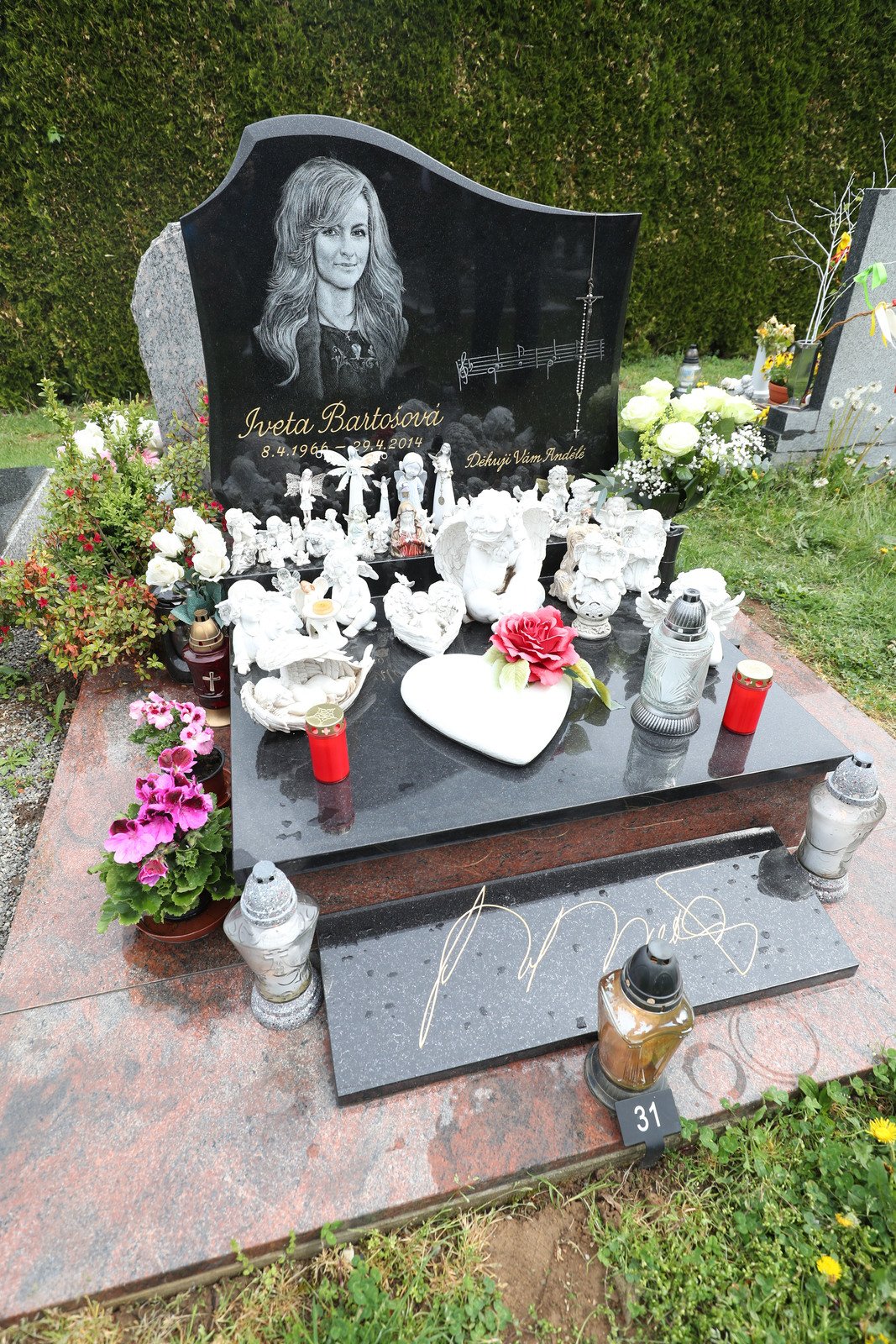 Hrob Ivety Bartošové je i po letech udržovaný.