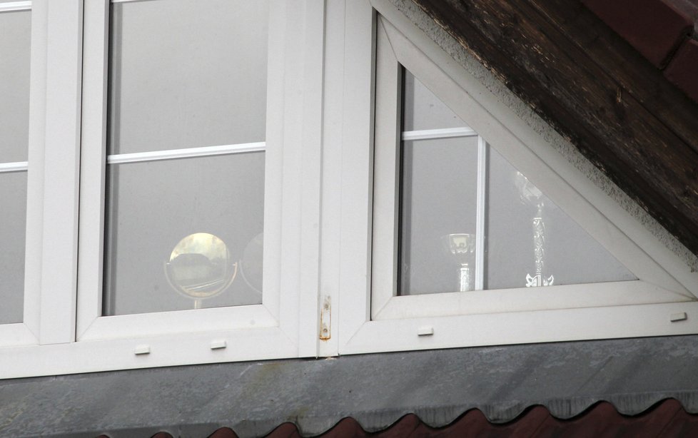 V okně v domě Ivety Bartošové v Uhříněvsi jsou vidět její ocenění z dob minulých.