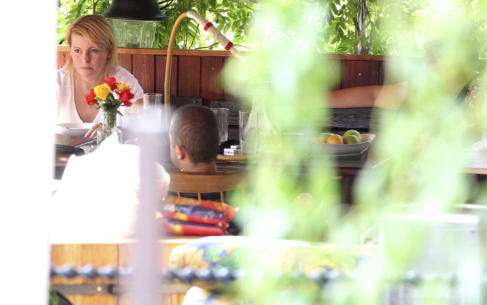 Iveta Bartošová si dávala oběd na zahradě Rychtářovi vily. Na stole mají vodní dýmku.