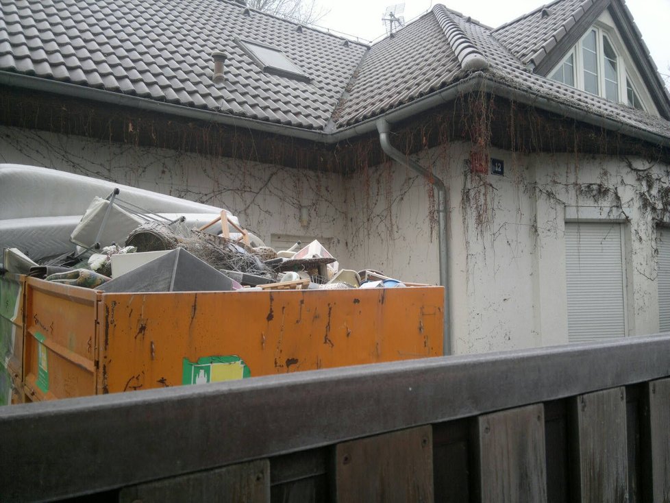 Někdo nechal vyklidit věci Ivety Bartošové z jejího domu v Uhříněvsi.