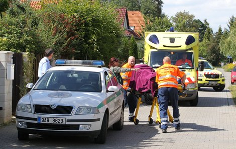 Ivetu záchranáři odvážejí do nemocnice pod Petřínem, kde ji stabilizovali a poté hospitalizovali.