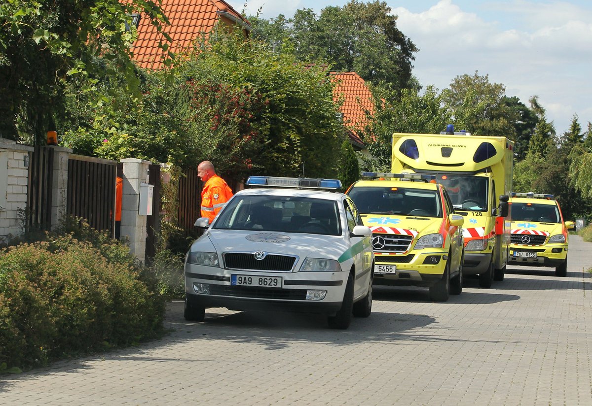 K záchraně života Bartošové byla povolána kolona vozů policie, záchranné služby i hasičů.