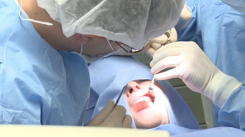 Lékaři Ivetě museli rozříznout dásně nad zuby.