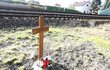 Kříž u kolejí v Uhříněvsi, kde 29. dubna 2014 ukončila svůj život pod koly vlaku Iveta Bartošová.