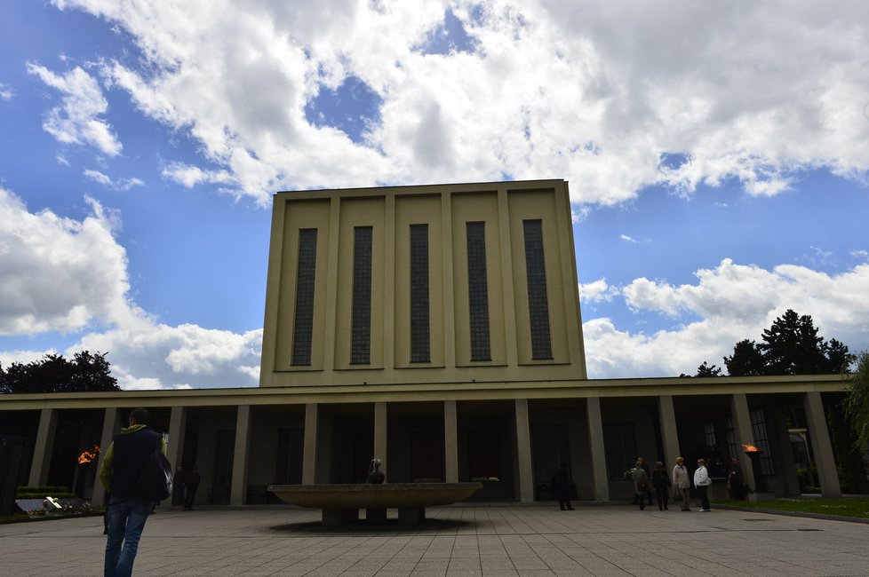 Poslední rozloučení s Bartošovou proběhlo ve strašnickém krematoriu.