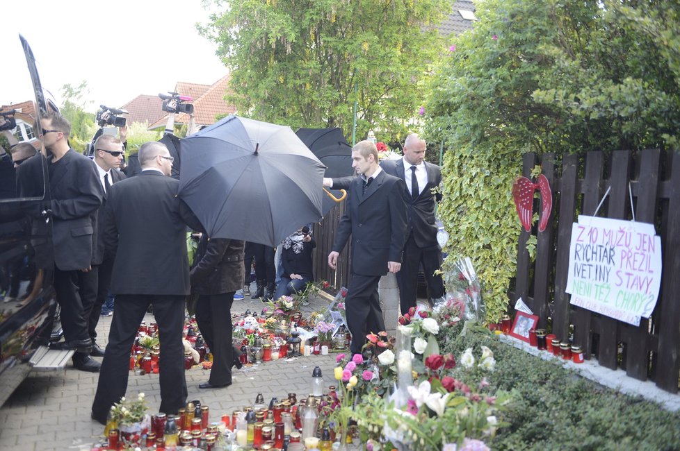 Takhle to před domem Ivety Bartošové vypadalo v den jejího pohřbu