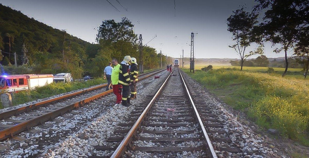 Žena si sedla do kolejiště proti jedoucímu vlaku a mávala.