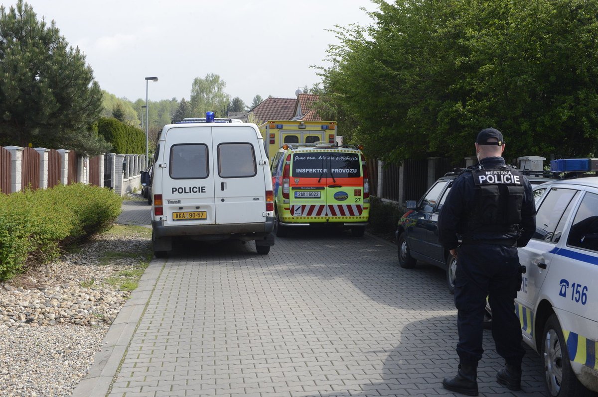 U vily zasahuje policie a přijela i sanitka.