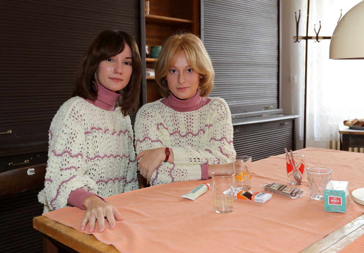 Záběry ze seriálu o Ivetě Bartošové: Eliška Křenková (vpravo) a Anna Fialová.