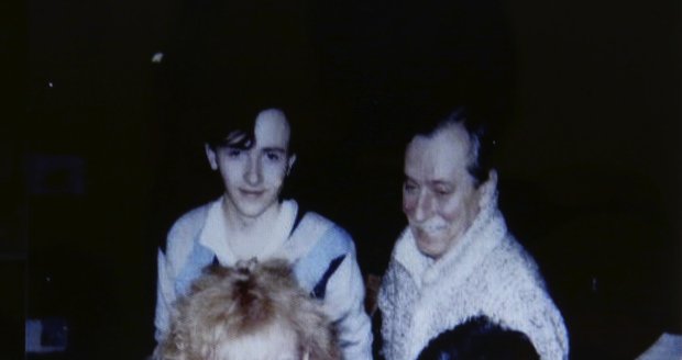 Jedna z mála společných fotek, na kterých je Bartošová s manažerem Tomášem Gottliebem (vpravo dole).