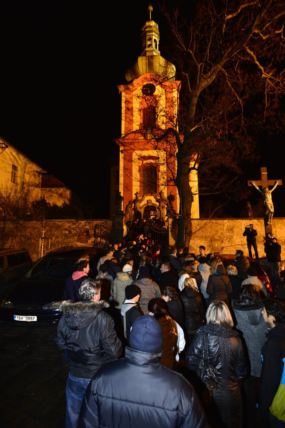 Na koncert Ivety čekaly venku desítky lidí.