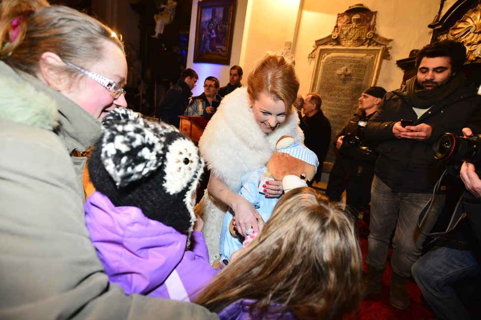 Iveta se po koncertu vydala za fanoušky, kteří ji obdarovali dárky.