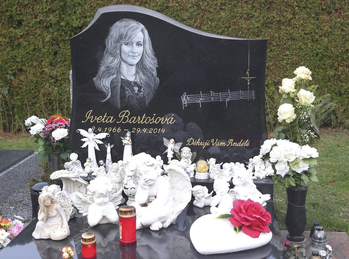 Iveta milovala bílé růže, které nosí fanoušci na její hrob.