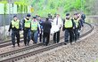 Uhříněves, 29. 4. 2014, 11:51 hod. Policie přijela ke kolejím pár minut po tragédii.