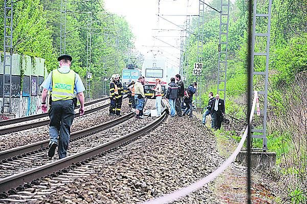 Uhříněves, 29. 4. 2014, 11:51 hod. Policie přijela ke kolejím pár minut po tragédii.