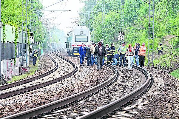 Uhříněves, 29. 4. 2014, 11:51 hod. Policie přijela ke kolejím pár minut po tragédii.