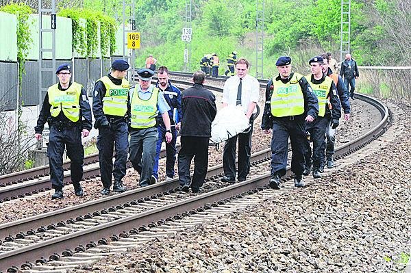 Uhříněves, 29. 4. 2014, 11:51 hod. Policie přijela ke kolejím pár minut po tragédii.