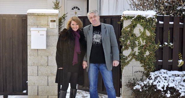 Iveta s Josefem Rychtářem pózovala novinářům před domem v Uhříněvsi