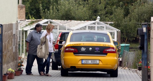 Šaman Saavedra doprovodil Ivetu do taxiku, který na Ivetu celou dobu čekal