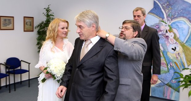 Na rozdíl od svatby s Jiřím Pomeje se tentokrát Iveta rozhodla pro skromnou civilní svatbu na úřadě.