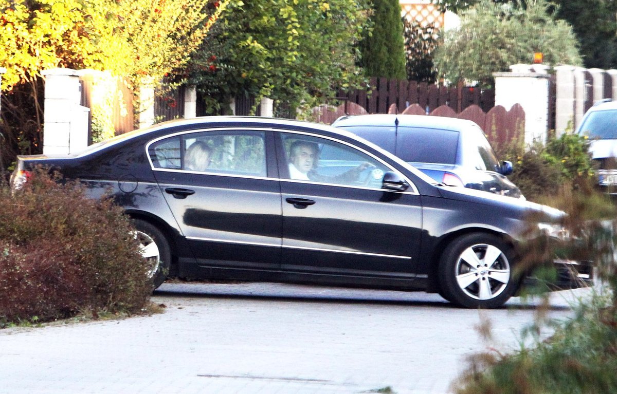 Auto s Ivetou Bartošovou na zadním sedadle se vyřítilo z jejího domu v Uhříněvsi a šílenou rychlostí zmizelo směrem na Hradec Králové.