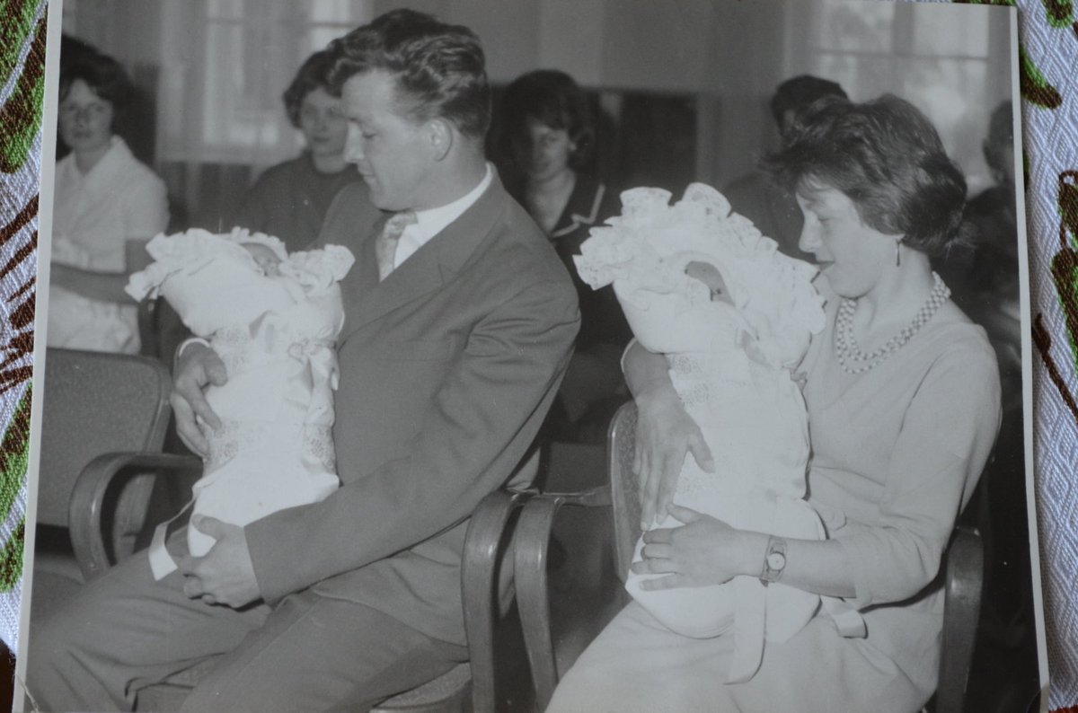 1966: Šťastní manželé Svatava a Karel (†72) Bartošovi s měsíčními dvojčaty na vítání občánků. Ivetku drží maminka.