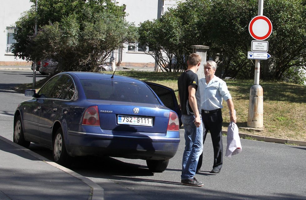 Rychtář přivezl Ivetě Bartošové do nemocnice květiny