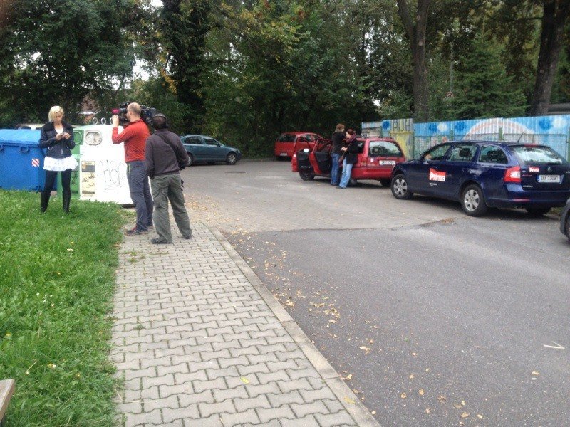 Před domem Ivety Bartošové se začaly sjíždět televizní štáby.