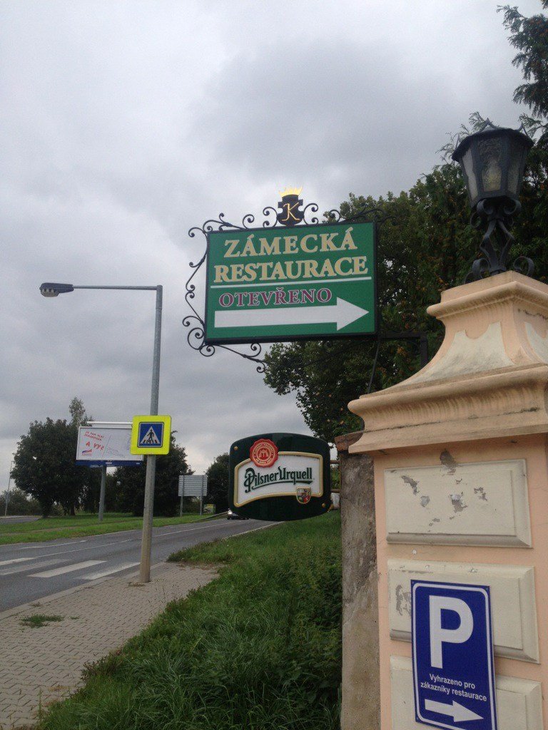 Zatím není jisté, kde se Iveta Bartošová dnes vdá. V kurzu je také zámecká restaurace v Uhříněvsi.