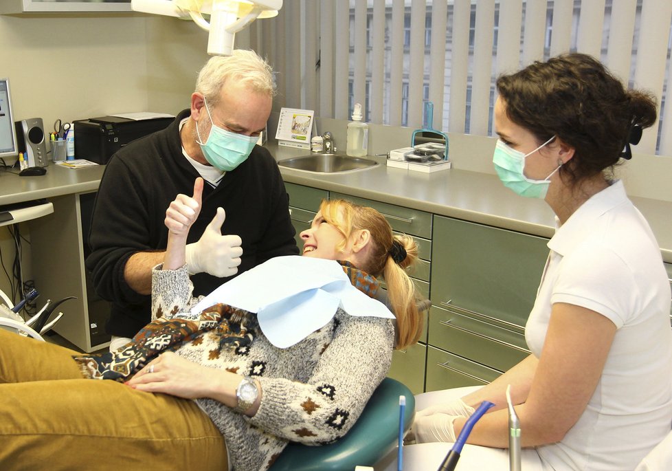 Lékaři na stomatologické klinice se však brání. Ivetě se prý rána hojí bez komplikací.