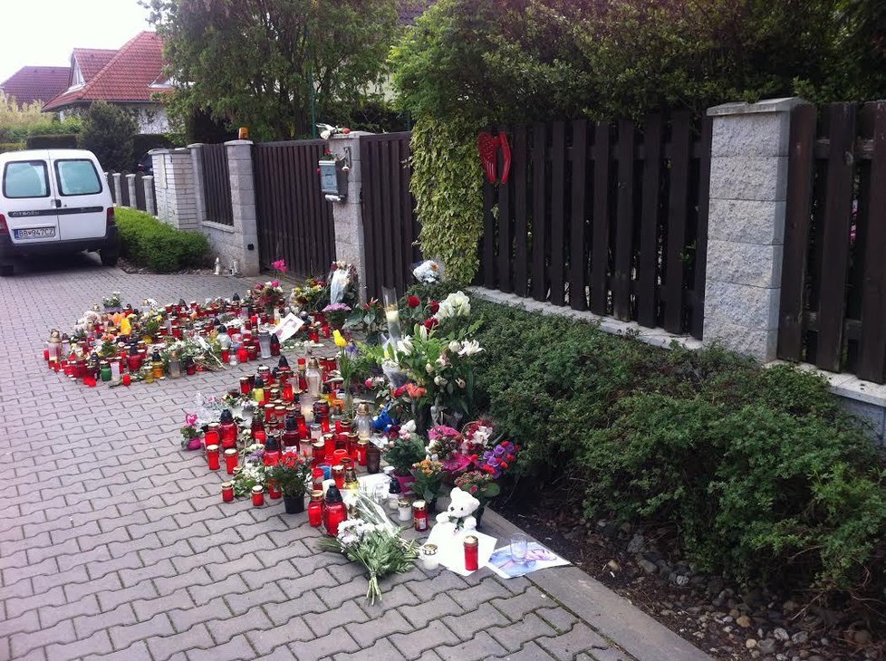 Ivetiny fanoušci dnes nosí k domu Bartošové květiny a zapálené svíčky.