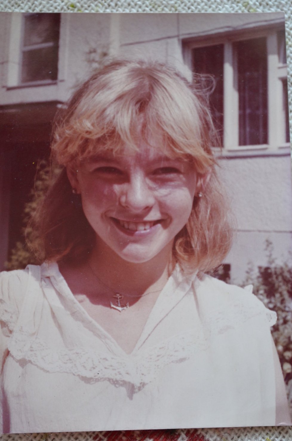 1982: Zpěvačce bylo krásných 16 let a měla své sny, jejím největším bylo stát se slavnou zpěvačkou.