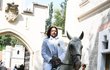 Ženich Pomeje přijel jako princ na bílém koni.