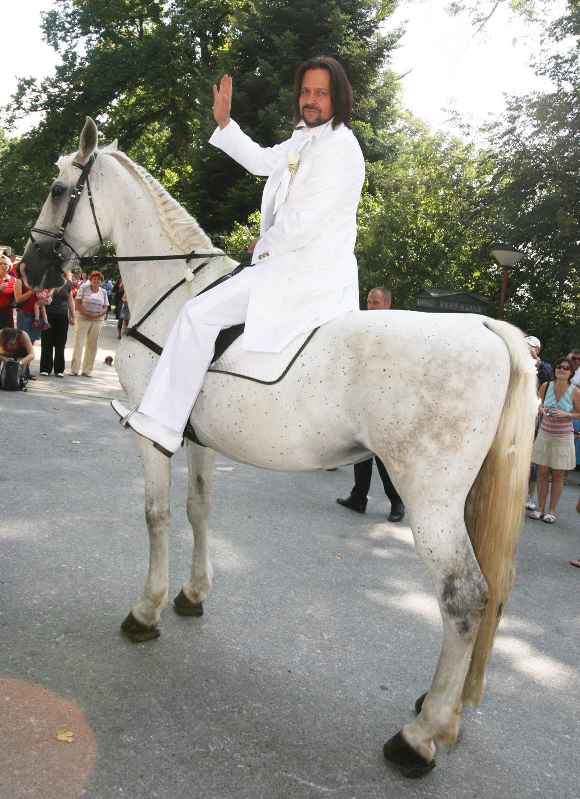 Ženich Pomeje přijel jako princ na bílém koni.