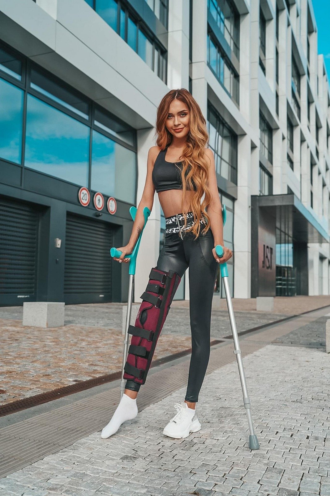 Po tříštivé zlomenině kolene, kterou jí způsobil nepozorný řidič formule, musela modelka Iveta Kindlmanová podstoupit náročnou operaci a následně nosit ortézu. 