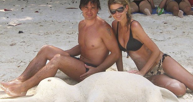 Když se Iveta s přítelem nudili na pláži, vymodelovali slona z písku