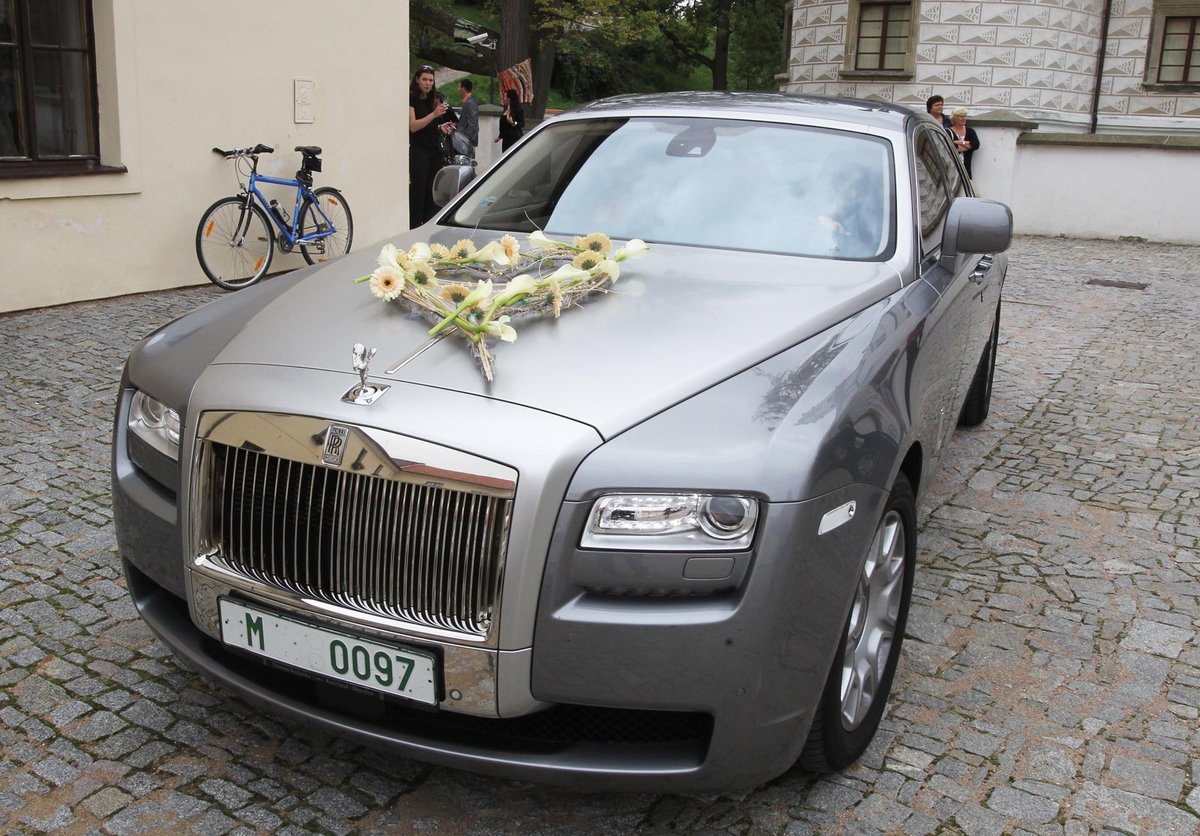Luxusní vůz novomanželů.