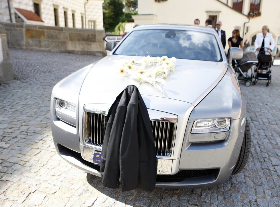 V tomhle luxusním autě přijela nevěsta